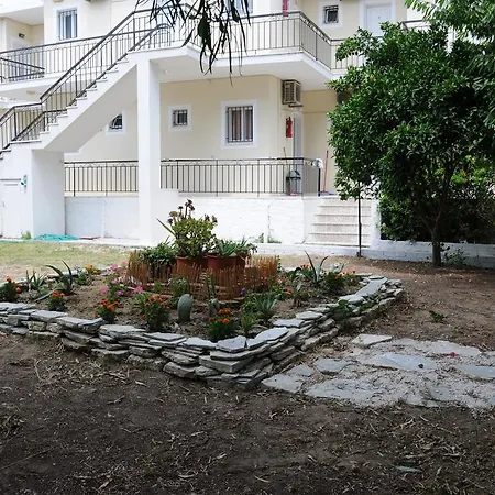 Vicky's Garden Apartment *