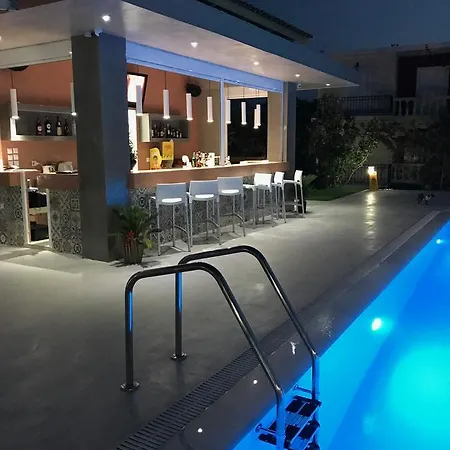 Vicky's Garden Apartament *