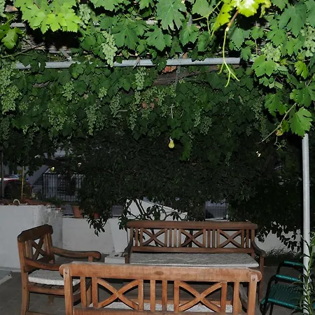Vicky's Garden Apartament